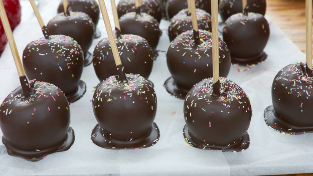 Cake pops s třešňovým džemem.